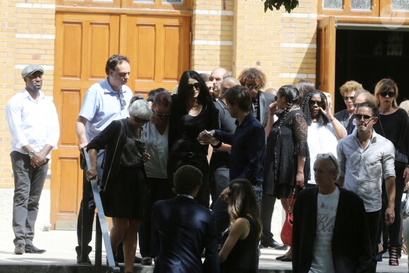 Sylvie Ortega Munos la compagne de Ludovic Chancel - Obsèques de Ludovic Chancel, le fils de Sheila, en l'église Notre dame d'Ey­lau à Paris, le 17 juillet 2017. Il a ensuite été enterré au cimetière des Arches à Louveciennes.