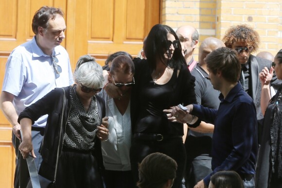 Sylvie Ortega Munos la compagne de Ludovic Chancel - Obsèques de Ludovic Chancel, le fils de Sheila, en l'église Notre dame d'Ey­lau à Paris, le 17 juillet 2017. Il a ensuite été enterré au cimetière des Arches à Louveciennes.