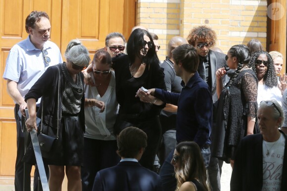 Sylvie Ortega Munos la compagne de Ludovic Chancel - Obsèques de Ludovic Chancel, le fils de Sheila, en l'église Notre dame d'Ey­lau à Paris, le 17 juillet 2017. Il a ensuite été enterré au cimetière des Arches à Louveciennes.