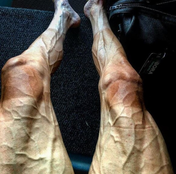Le coureur cycliste professionnel Paweł Poljański dévole ses jambes après 16 étapes du Tour de France sur Instagram, le 18 juillet 2017.