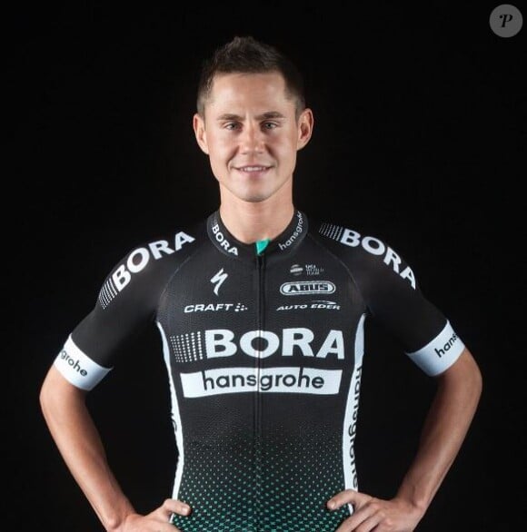 Le coureur cycliste professionnel Paweł Poljański pose avec le maillot de son équipe, Bora-Hansgrohe. Instagram, janvier 2017.