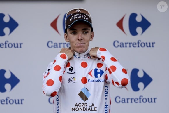 Romain Bardet enfile le maillot à pois sur le Tour de France, lors de la 19e étape de St Jean de Maurienne à La Toussuire, le 24 juillet 2015.