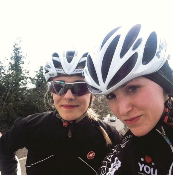 Amandine Cid pose sur Twitter à l'occasion d'une sortie vélo entre amies, le 9 mars 2015.