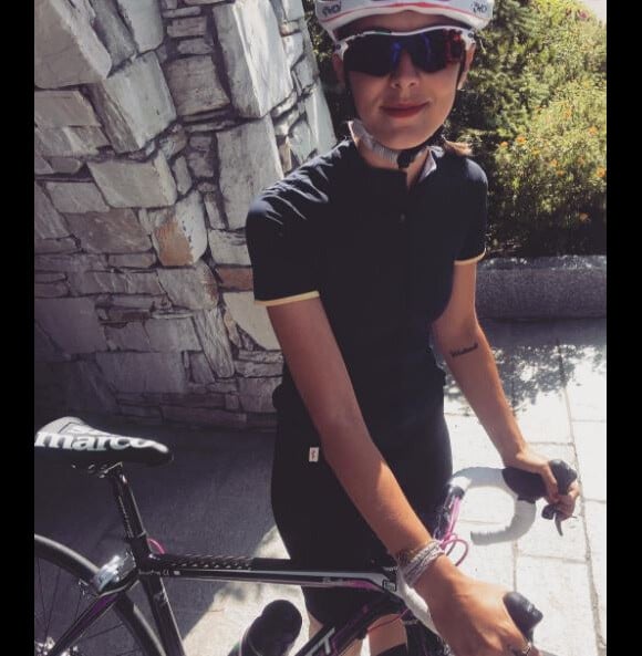 Amandine, la compagne de Romain Bardet, au cours d'une sortie à vélo. Août 2016.