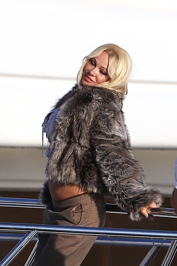Pamela Anderson lors d'une séance photo sur un bateau dans le port de Saint-Tropez, le 16 juillet 2017.