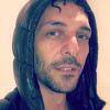 Tomer Sisley dans une vidéo parodique tournée sous la douche, pour défendre sa fiancée Sandra Zeitoun. Instagram, le 19 juillet 2017.