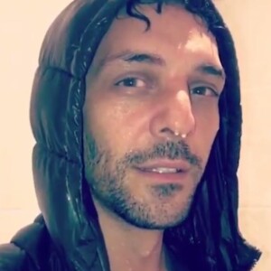 Tomer Sisley dans une vidéo parodique tournée sous la douche, pour défendre sa fiancée Sandra Zeitoun. Instagram, le 19 juillet 2017.