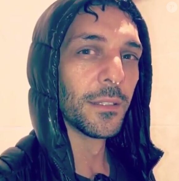 Tomer Sisley dans une vidéo parodique tournée sous la douche, pour défendre sa fiancée Sandra Zeitoun. Instagram, le 19 juillet 2017.