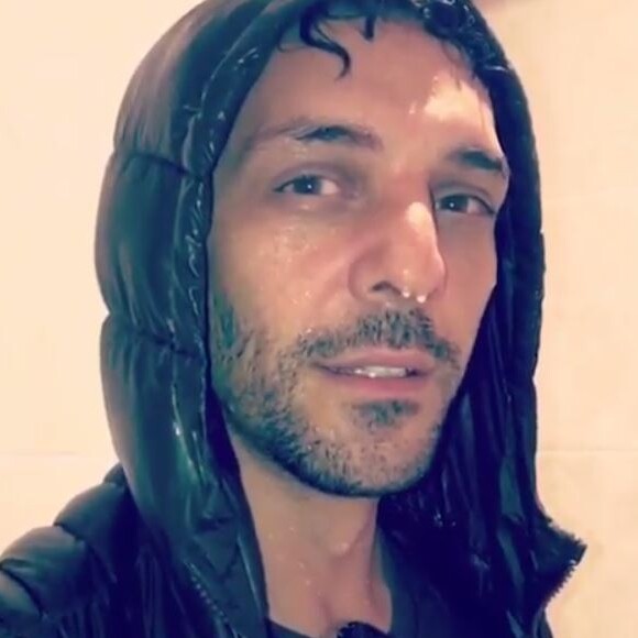 Tomer Sisley dans une vidéo parodique tournée sous la douche, pour défendre sa fiancée Sandra Zeitoun. Instagram, le 19 juillet 2017.