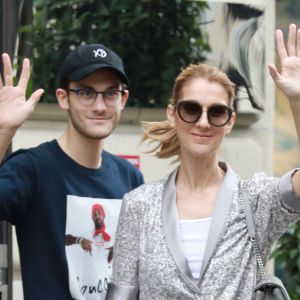 Céline Dion et son fils René-Charles sortent de l'hôtel Royal Monceau pour se rendre à une boutique Louis Vuitton, à Paris, le 19 juillet 2017.