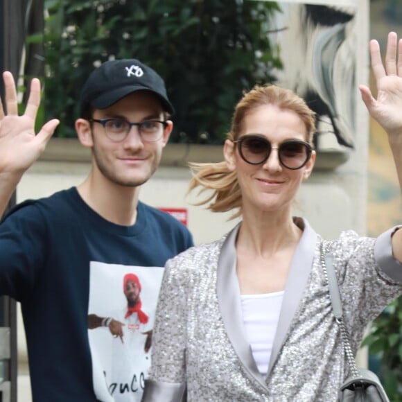 Céline Dion et son fils René-Charles sortent de l'hôtel Royal Monceau pour se rendre à une boutique Louis Vuitton, à Paris, le 19 juillet 2017.