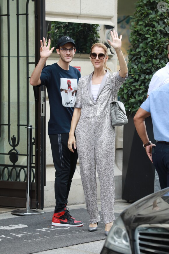 Céline Dion et son fils René-Charles sortent de l'hôtel Royal Monceau pour se rendre à une boutique Louis Vuitton, à Paris, le 19 juillet 2017.