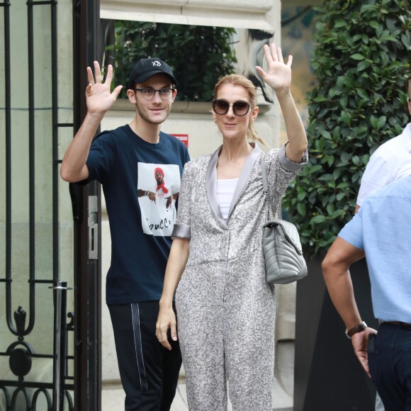 Céline Dion et son fils René-Charles sortent de l'hôtel Royal Monceau pour se rendre à une boutique Louis Vuitton, à Paris, le 19 juillet 2017.