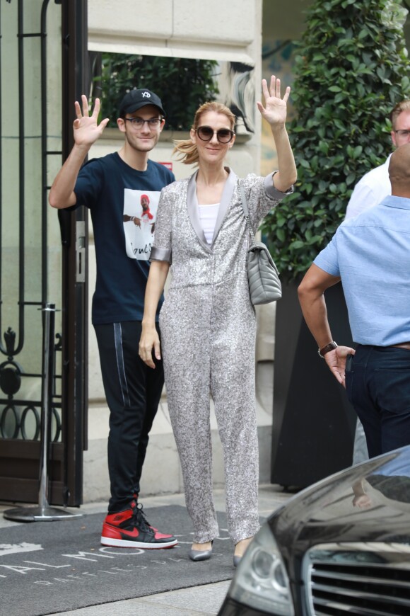 Céline Dion et son fils René-Charles sortent de l'hôtel Royal Monceau pour se rendre à une boutique Louis Vuitton, à Paris, le 19 juillet 2017.