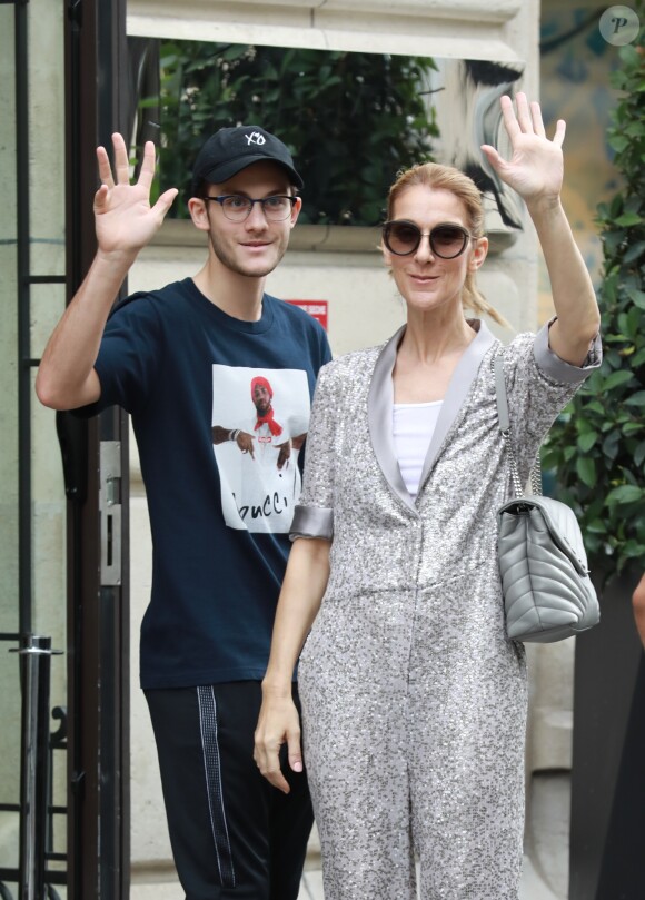 Céline Dion et son fils René-Charles sortent de l'hôtel Royal Monceau pour se rendre à une boutique Louis Vuitton, à Paris, le 19 juillet 2017.