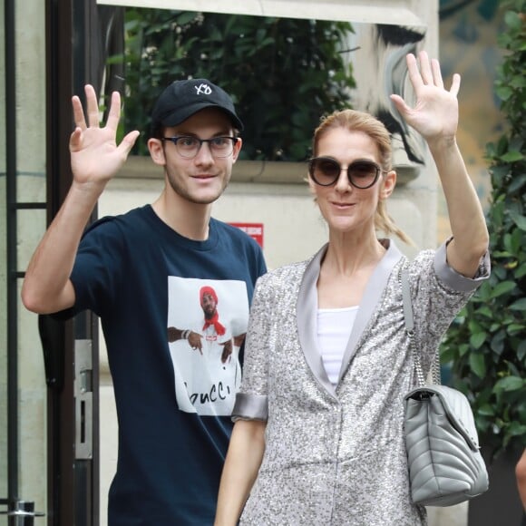 Céline Dion et son fils René-Charles sortent de l'hôtel Royal Monceau pour se rendre à une boutique Louis Vuitton, à Paris, le 19 juillet 2017.