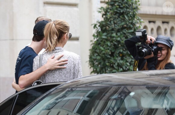 Céline Dion et son fils aîné René-Charles sortent de l'hôtel Royal Monceau pour se rendre à une boutique Louis Vuitton, à Paris, le 19 juillet 2017.