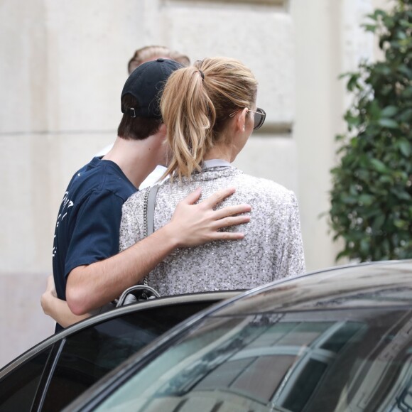Céline Dion et son fils aîné René-Charles sortent de l'hôtel Royal Monceau pour se rendre à une boutique Louis Vuitton, à Paris, le 19 juillet 2017.