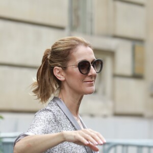 Céline Dion et son fils René-Charles sortent de l'hôtel Royal Monceau pour se rendre à une boutique Louis Vuitton, à Paris, le 19 juillet 2017.