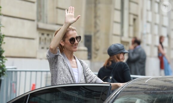 Céline Dion et son fils René-Charles sortent de l'hôtel Royal Monceau pour se rendre à une boutique Louis Vuitton, à Paris, le 19 juillet 2017.