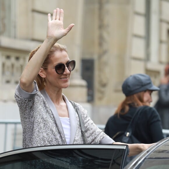 Céline Dion et son fils René-Charles sortent de l'hôtel Royal Monceau pour se rendre à une boutique Louis Vuitton, à Paris, le 19 juillet 2017.