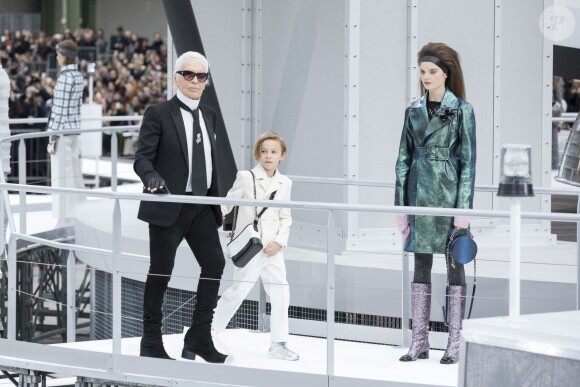 Karl Lagerfeld et son filleul Hudson Kroenig - Défilé de mode prêt-à-porter automne-hiver 2017/2018 "Chanel" au Grand Palais à Paris. Le 7 mars 2017 © Olivier Borde / Bestimage