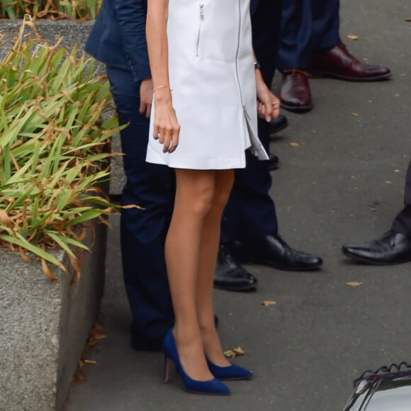 Brigitte Macron (Trogneux) et Mélania Trump descendent d'un bateau après une promenade sur la Seine à Paris, le 13 juillet 2014.  No web/ No blog pour Belgique/Suisse - Brigitte Macron (Trogneux) and Melania Trump are boarding a boat for a nice cruise along the "Seine" in Paris, France, on July 13th 2017.13/07/2017 - Paris