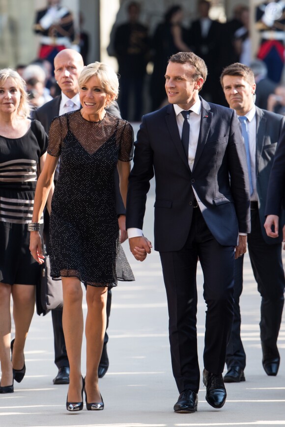 Le Président de la République Française, Emmanuel Macron et sa femme la Première dame Brigitte Macron (Trogneux) accueillent le président de la République de Colombie Juan Manuel Santos et sa femme la Première dame Clemencia Rodriguez au Palais de L'Elysée à Paris, France, le 21 juin 2017. © Cyril MoreauBestimage  French President Emmanuel Macron, his wife Brigitte, Brigitte Macron (Trogneux) receive Colombian President Juan Manuel Santos and his wife Maria Clemencia Rodriguez at the Elysee Palace in Paris, France on June 21, 2017.21/06/2017 - Paris
