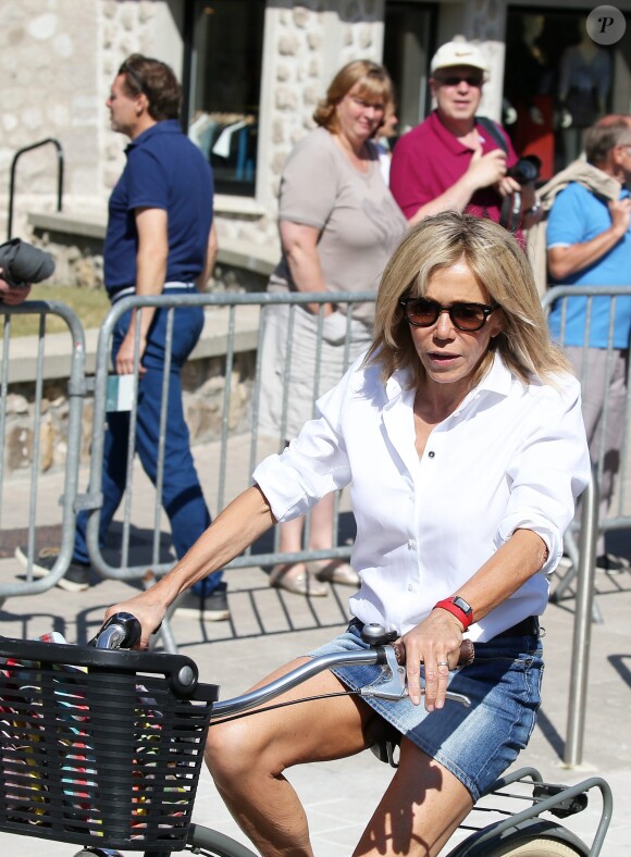 La première dame Brigitte Macron (Trogneux) part en vélo à la plage avec sa fille Tiphaine Auzière, son compagnon Antoine et leurs enfants Elise et Aurèle au Touquet, le 17 juin 2017 en début d'après-midi. - Merci de flouter le visage des enfants avant publication- © Dominique Jacovides/Sébastien Valiela/Bestimage  Please hide children's face prior to the publication French First lady Brigitte Macron (Trogneux) and her daughter Tiphaine Auzière with her companion Antoine are seen riding a bike, heading to the beach in Le Touquet, France, June 17th, 2017.17/06/2017 - Le Touquet