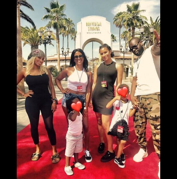 Maître Gims publie une photo avec sa femme DemDem et leurs enfants lors d'une visite des studios Universal à Los Angeles. Juillet 2015.