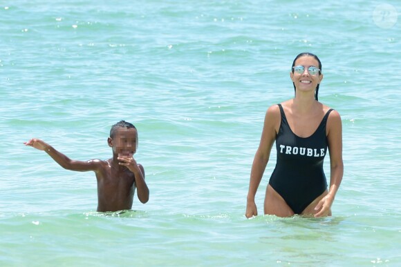 Ludivine Sagna avec son fils Elias sur la plage à Miami, le 20 juillet 2017. © CPA/Bestimage