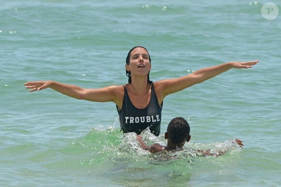 Ludivine Sagna avec son fils Elias sur la plage à Miami, le 20 juillet 2017. © CPA/Bestimage