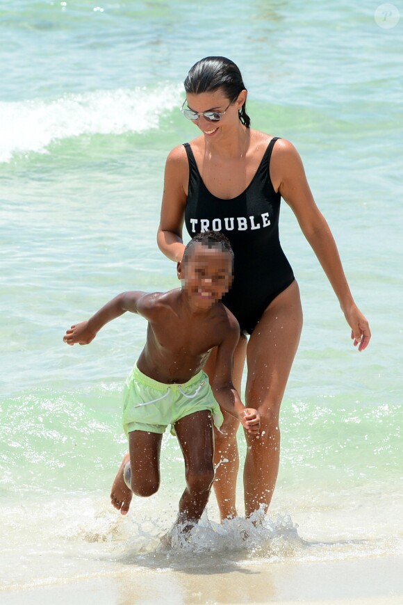 Ludivine Sagna avec son fils Elias sur la plage à Miami, le 20 juillet 2017. © CPA/Bestimage