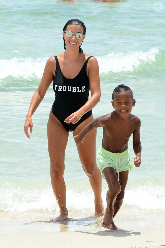 Ludivine Sagna avec son fils Elias sur la plage à Miami, le 20 juillet 2017. © CPA/Bestimage