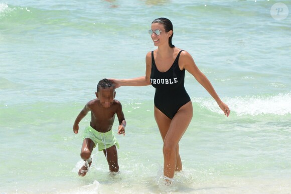 Ludivine Sagna avec son fils Elias sur la plage à Miami, le 20 juillet 2017. © CPA/Bestimage