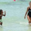 Ludivine Sagna avec son fils Elias sur la plage à Miami, le 20 juillet 2017. © CPA/Bestimage