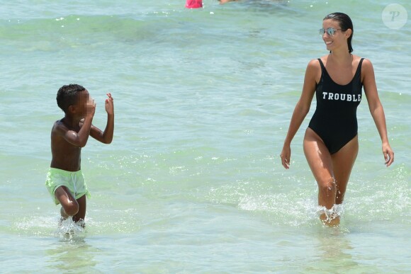 Ludivine Sagna avec son fils Elias sur la plage à Miami, le 20 juillet 2017. © CPA/Bestimage