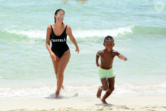 Ludivine Sagna avec son fils Elias sur la plage à Miami, le 20 juillet 2017. © CPA/Bestimage