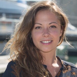 Dounia Coesens lors d'un photocall dans le cadre du 17ème festival de fiction TV de La Rochelle sur le Vieux Port, le 10 septembre 2015.