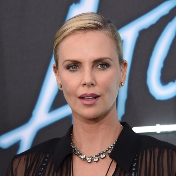 Charlize Theron (ensemble Christian Dior) à la première de 'Atomic Blonde' à Los Angeles, le 24 juillet 2017