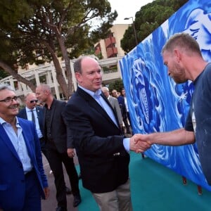 Le prince Albert II de Monaco durant la performance artistique éphémère de UPAW (Urban Painting Around the World) installée sur le port de Monaco le 15 et 16 juillet 2017. © Bruno Bébert/Bestimage