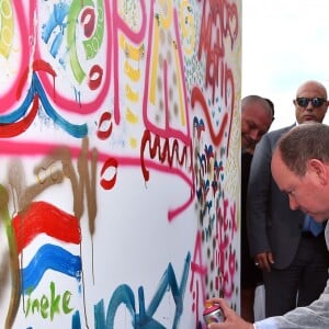 Le prince Albert II de Monaco durant la performance artistique éphémère de UPAW (Urban Painting Around the World) installée sur le port de Monaco le 15 et 16 juillet 2017. © Bruno Bébert/Bestimage