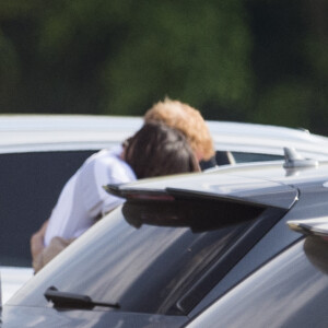 Le prince Harry et Meghan Markle s'enlacent après un match de polo à Ascot le 7 mai 2017.