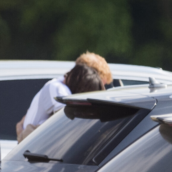 Le prince Harry et Meghan Markle s'enlacent après un match de polo à Ascot le 7 mai 2017.