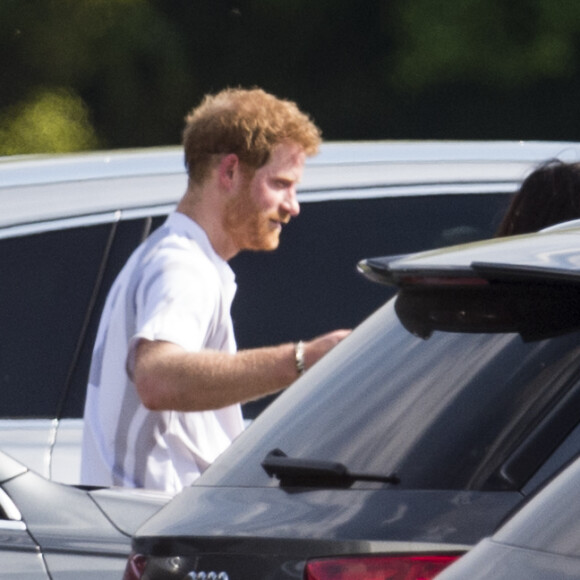 Le prince Harry et Meghan Markle s'enlacent après un match de polo à Ascot le 7 mai 2017.