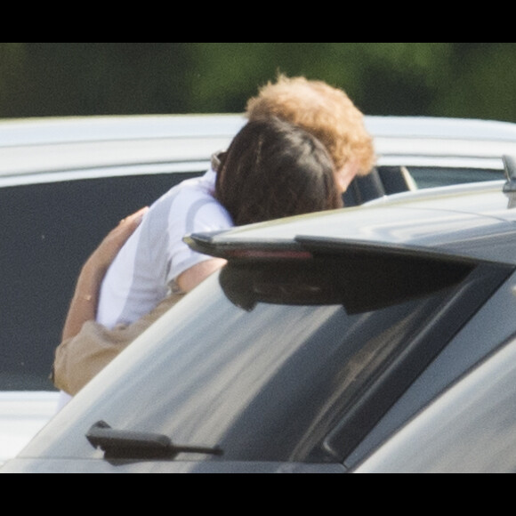 Le prince Harry et Meghan Markle s'enlacent après un match de polo à Ascot le 7 mai 2017.