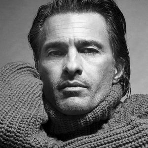 Olivier Martinez sur la campagne automne-hiver 2017 de Mango. Photo par Mario Sorrenti.