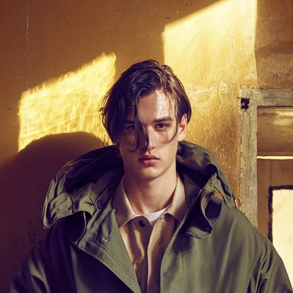 Jegor Venned sur la campagne automne-hiver 2017 de Mango. Photo par Mario Sorrenti.