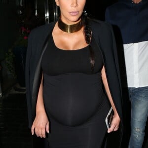 Kim Kardashian enceinte est allée diner au restaurant ‘Chin Chin' avec son ami Jonathan Cheban à Studio City, le 9 novembre 2015  Pregnant Kim Kardashian spotted out for dinner at Chin Chin with her friend Jonathan Cheban in Studio City, California on November 9, 2015.09/11/2015 - Studio City