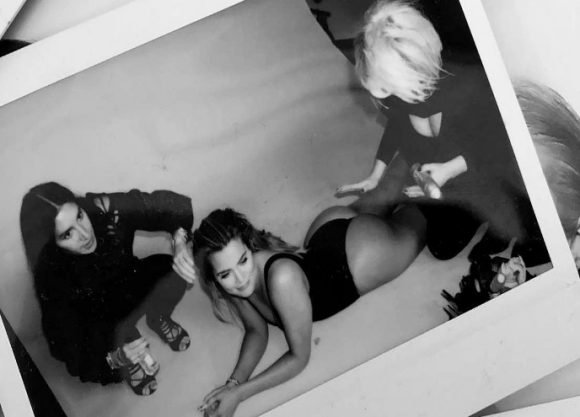Kourtney Kardashian dévoile une photo de sa soeur Khloé en train de se faire maquiller les fesses sur Snapchat.